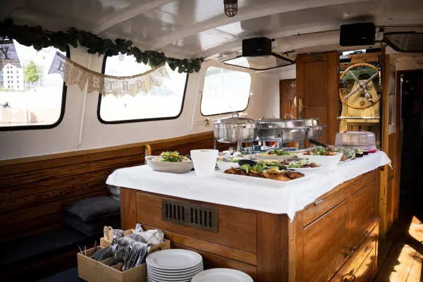 Buffet im Salon der MS Sylvia